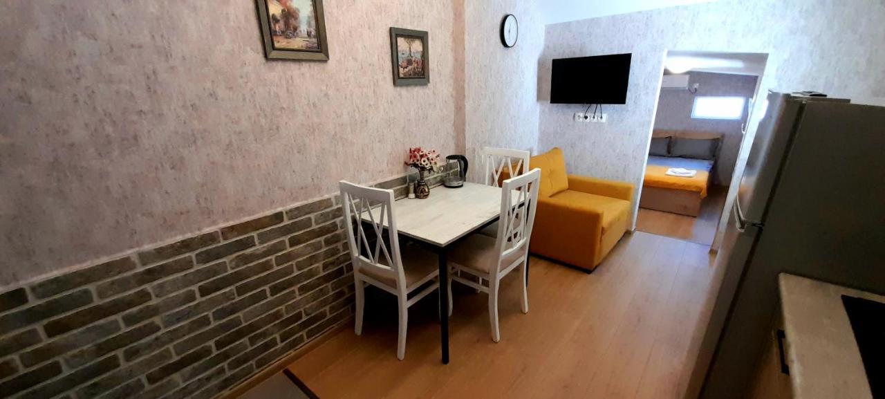 Yellow Apartment Tbilisi Buitenkant foto